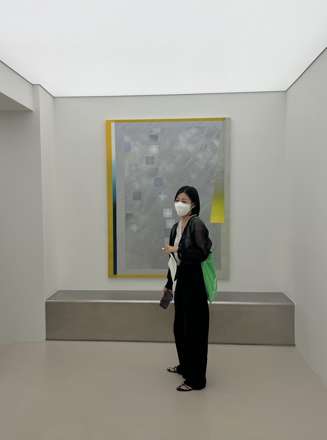 삼청동 소재의 갤러리에서 지윤