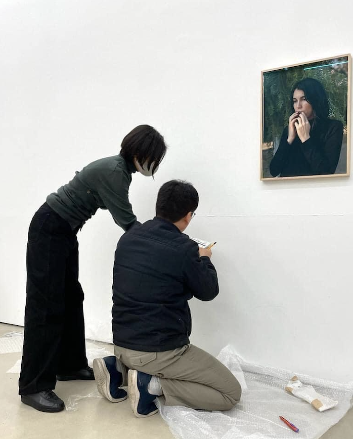 작업 설치를 돕는 지윤