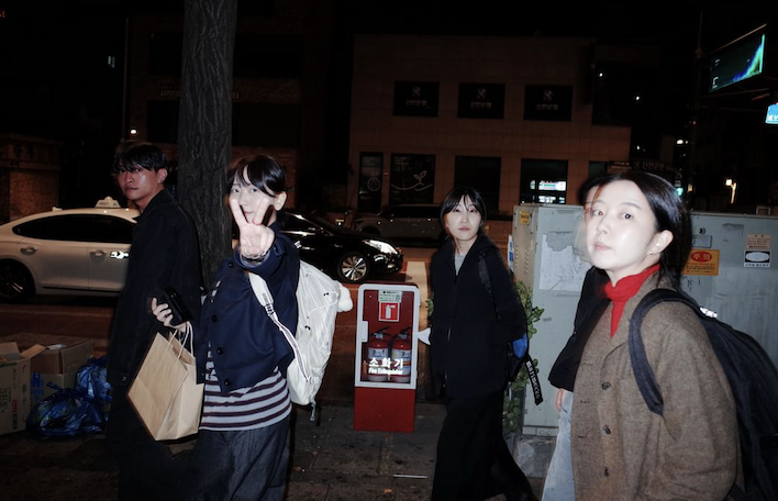 서촌 길가에서 충근 수진 소이 지수 지윤