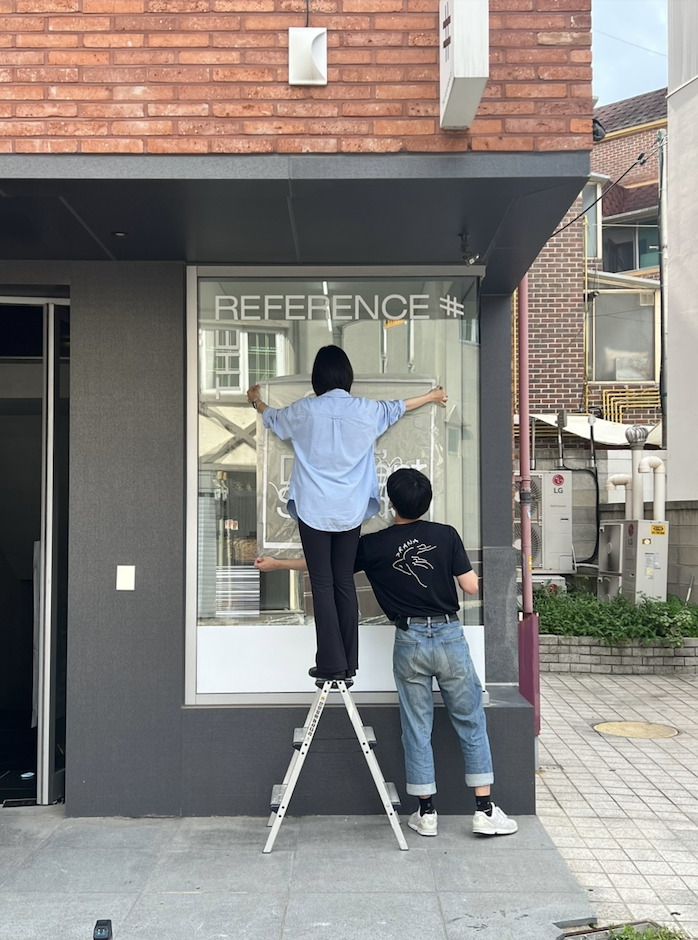 시트 작업하는 주환과 지윤