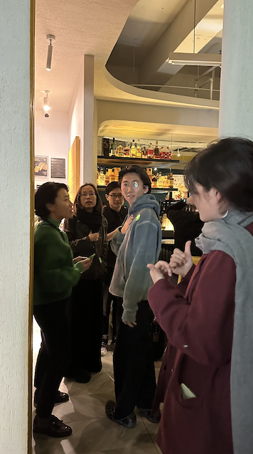 상하이 소재 바에서 대화하는 친구들