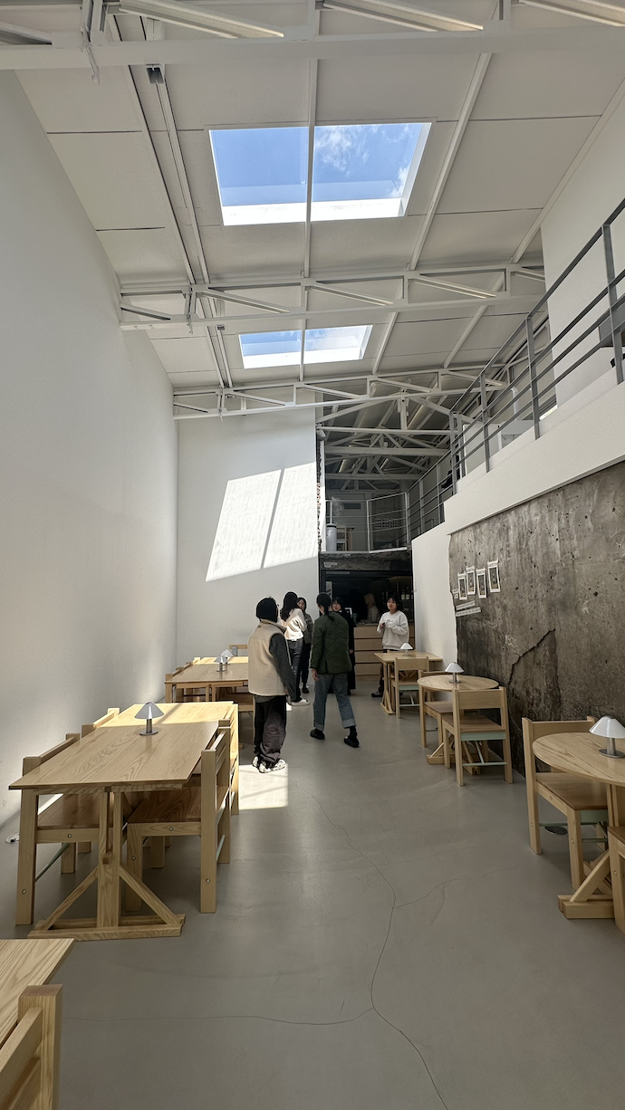 성수 서브젝티브 카페에서 커피를 기다리는 동료들