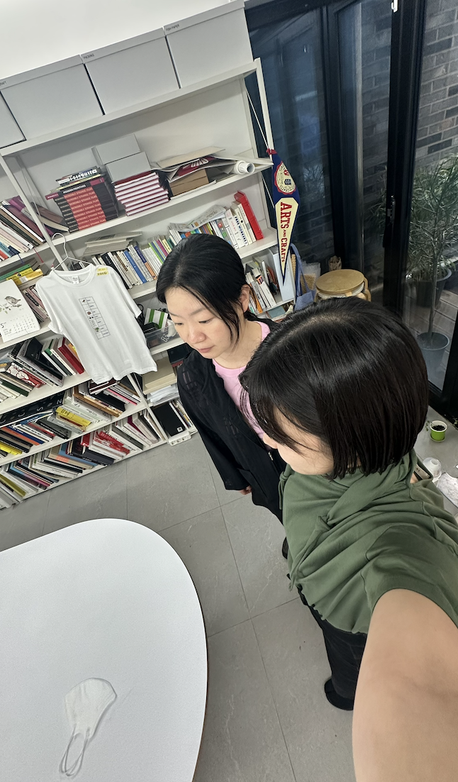 버드콜에서 지수를 기다리는 소이와 지윤